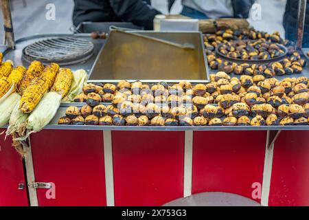 Châtaignes frites et maïs grillé dans la rue d'Istanbul, Turquie. Banque D'Images