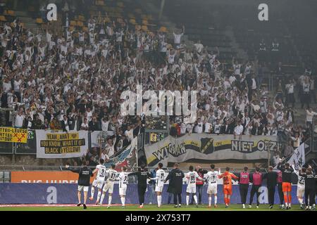 KERKRADE, pays-Bas. 17 mai 2024. Football, Néerlandais Keuken Kampioen Divisie, Roda JC -NAC, Parkstad Limburg Stadium, saison 2023/2024, les joueurs du NAC remercient leurs supporters pour leur soutien crédit : Pro Shots/Alamy Live News Banque D'Images