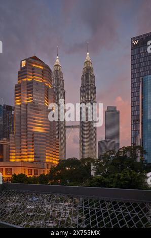 Kuala Lumpur , la ligne d'horizon de la Malaisie depuis le pont Saloma Link sur la rivière Klang . Prise de vue nocturne Banque D'Images