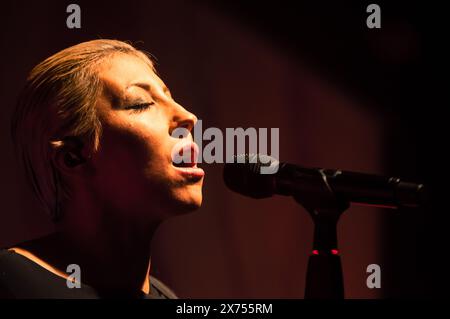 Torino, Italie. 2018. La chanteuse italienne Malika Ayane s'est produite en direct sur la scène du HMA Torino. Crédit : Andrea Pinna Banque D'Images