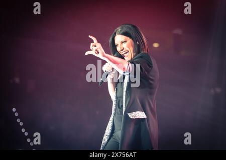 Torino, Italie. 2018. La chanteuse italienne Laura Pausini s'est produite en direct sur la scène du Pala Alpitour Torino. Crédit : Andrea Pinna Banque D'Images