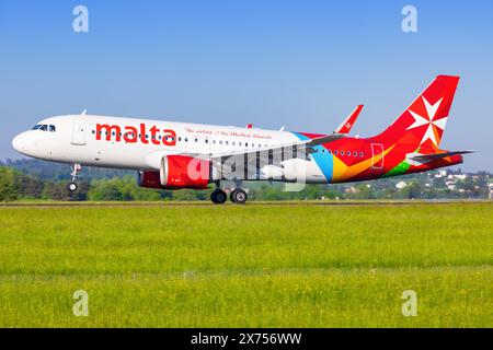 Zürich, 1er mai 2024 : avions de ligne maltais Airbus A320 à l'aéroport de Zürich Banque D'Images