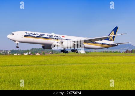 Zürich, 1er mai 2024 : avion B777 de la compagnie aérienne singapourienne à l'aéroport de Zürich Banque D'Images