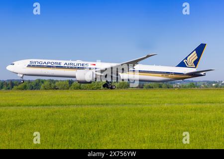 Zürich, 1er mai 2024 : avion B777 de la compagnie aérienne singapourienne à l'aéroport de Zürich Banque D'Images