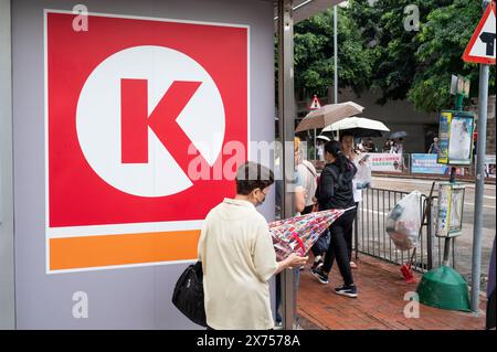 Hong Kong, Chine. 17 mai 2024. Les piétons passent devant la chaîne multinationale américaine de dépanneurs, Circle K, propriété canadienne, à Hong Kong. (Photo de Sebastian Ng/SOPA images/SIPA USA) crédit : SIPA USA/Alamy Live News Banque D'Images