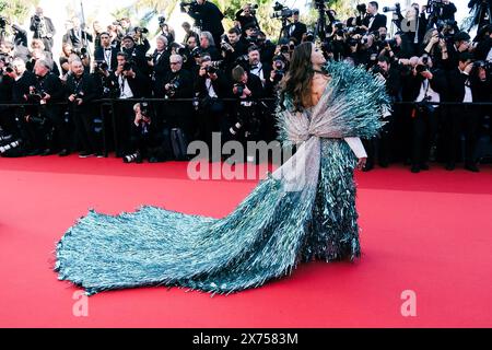 Cannes, France. 17 mai 2024. Aishwarya Rai Bachchan arrive sur le tapis rouge pour des sortes de gentillesse lors du 77ème Festival de Cannes. Photo de Julie Edwards./Alamy Live News Banque D'Images