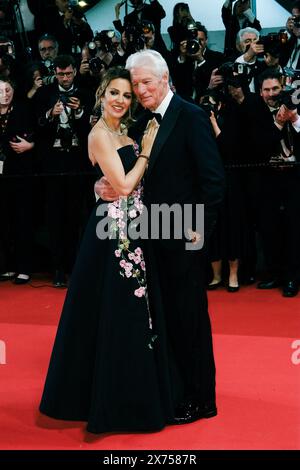 Cannes, France. 17 mai 2024. Alejandra Silva et Richard Gere arrivent sur le tapis rouge pour Oh Canada lors du 77e Festival de Cannes. Photo de Julie Edwards./Alamy Live News Banque D'Images