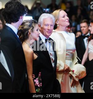 Cannes, France. 17 mai 2024. Richard Gere et Uma Thurman arrivent sur le tapis rouge pour Oh Canada lors du 77e Festival de Cannes. Photo de Julie Edwards./Alamy Live News Banque D'Images