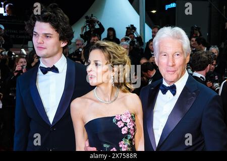 Cannes, France. 17 mai 2024. Alejandra Silva et Richard Gere arrivent sur le tapis rouge pour Oh Canada lors du 77e Festival de Cannes. Photo de Julie Edwards./Alamy Live News Banque D'Images