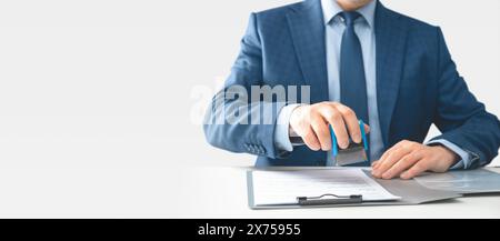 Homme d'affaires estampage à la main sur le document au bureau. Concept de notaire ou d'avocat avec espace de copie Banque D'Images