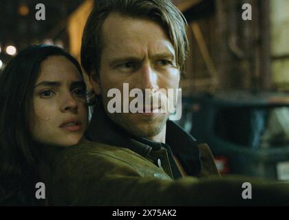 DATE DE SORTIE : 7 juin 2024. TITRE : Hit Man. STUDIO : Netflix. RÉALISATEUR : Richard Linklater. INTRIGUE : un professeur au clair de lune en tant que tueur à gages pour son département de police de la ville, descend dans un territoire dangereux et douteux quand il se trouve attiré par une femme qui engage ses services. EN VEDETTE : ADRIA ARJONA dans le rôle de Madison, GLEN POWELL dans le rôle de Gary Johnson. (Crédit image : © Netflix/Entertainment Pictures/ZUMAPRESS.com) USAGE ÉDITORIAL SEULEMENT ! Non destiné à UN USAGE commercial ! Banque D'Images