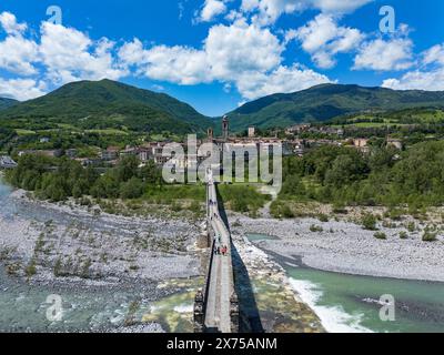 Vue aérienne du village de Bobbio et de son ancien pont Banque D'Images