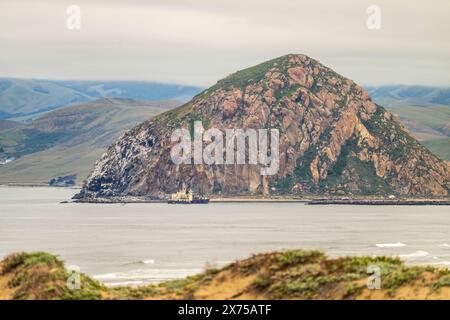 Vue de Morro Rock depuis les dunes de Sandspit Beach, Montana de Oro State Park, Californie Banque D'Images