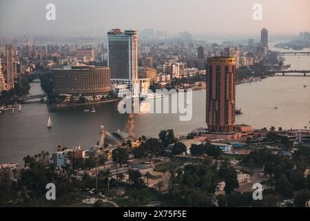 Vue aérienne de la banlieue insulaire de Zamalek dans le Nil, vue depuis la Tour du Caire, Egypte, un soir brumeux Banque D'Images