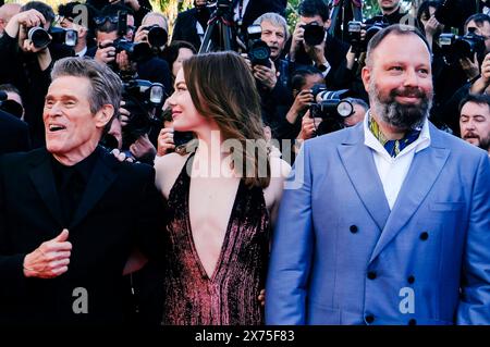 Willem Dafoe, Emma Stone und Yorgos Lanthimos BEI der Premiere des Kinofilms genres de bonté auf dem Festival de Cannes 2024 / 77. Internationale Filmfestspiele von Cannes im Palais des Festivals. Cannes, 17.05.2024 *** Willem Dafoe, Emma Stone et Yorgos Lanthimos à l'avant-première du long métrage genres de gentillesse au Festival de Cannes 2024 77 Festival International du film de Cannes au Palais des Festivals Cannes, 17 05 2024 Foto:xD.xBedrosianx/xFuturexImagex genres 4537 Banque D'Images