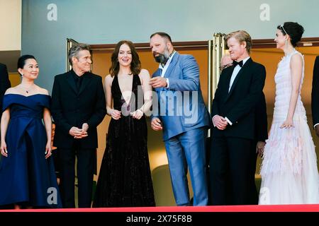 Hong Chau, Willem Dafoe, Emma Stone, Yorgos Lanthimos, Jesse Plemons und Margaret Qualley BEI der Premiere des Kinofilms genres de gentillesse auf dem Festival de Cannes 2024 / 77. Internationale Filmfestspiele von Cannes im Palais des Festivals. Cannes, 17.05.2024 *** Hong Chau, Willem Dafoe, Emma Stone, Yorgos Lanthimos, Jesse Plemons et Margaret Qualley lors de la première du long métrage genres de gentillesse au Festival de Cannes 2024 77 Festival International du film de Cannes au Palais des Festivals Cannes, 17 05 2024 Foto:xD.xBedrosianx/xFuturexImagex genres 4539 Banque D'Images