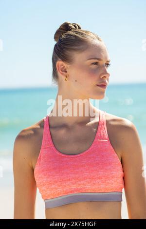 À la plage, jeune femme caucasienne debout, regardant loin Banque D'Images