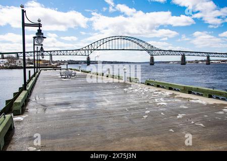 Pont du centenaire au-dessus de la rivière Miramichi au Nouveau-Brunswick, Canada Banque D'Images