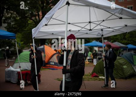 GWU, DC, USA - 04 mai 2024 : photo de campements pro-palestiniens à l'Université George Washington, DC dans une nuit brumeuse Banque D'Images