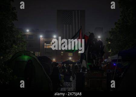 GWU, DC, USA - 04 mai 2024 : photo de campements pro-palestiniens à l'Université George Washington, DC dans une nuit brumeuse Banque D'Images