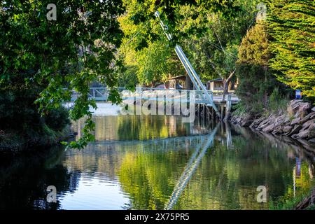 Passerelle au-dessus de Latrobe Inlet de la rivière Mersey à Bell Parade Reserve, Latrobe, Tasmanie Banque D'Images