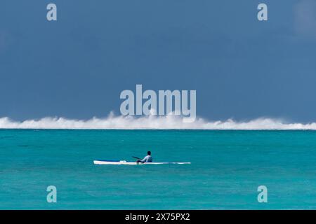 Kayak solitaire devant le récif corallien sur le lagon de Bora Bora, Îles de la Société, Polynésie française Banque D'Images