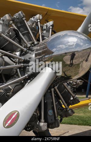 Moteur rotatif et hélice métallique sur un biplan Stearman antique. Banque D'Images