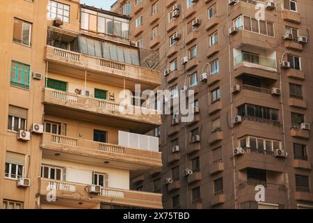 Vue extérieure des immeubles de grande hauteur altérés du Caire dotés de nombreux balcons et de climatiseurs extérieurs Banque D'Images