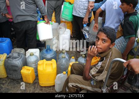 Gaza. 17 mai 2024. Des gens attendent pour aller chercher de l’eau dans la ville de Rafah, dans le sud de la bande de Gaza, le 17 mai 2024. Crédit : Khaled Omar/Xinhua/Alamy Live News Banque D'Images