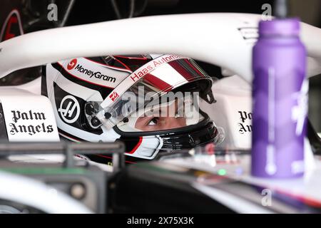 Imola. 17 mai 2024. Oliver Bearman, le pilote britannique de Haas, est vu avant la première séance d'essais sur l'Autodromo Internazionale Enzo e Dino Ferrari à Imola, en Italie, le 17 mai 2024, avant le Grand Prix de formule 1 Émilie-Romagne. Crédit : Qian Jun/Xinhua/Alamy Live News Banque D'Images