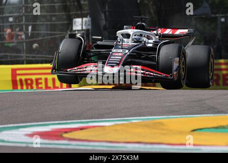 Imola. 17 mai 2024. Le pilote britannique Oliver Bearman de Haas participe à la première séance d'essais sur l'Autodromo Internazionale Enzo e Dino Ferrari à Imola, Italie, le 17 mai 2024, avant le Grand Prix de formule 1 d'Emilie Romagne. Crédit : Li Jing/Xinhua/Alamy Live News Banque D'Images