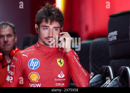 Imola. 17 mai 2024. Charles Leclerc, pilote monégasque de Ferrari, se prépare avant la première séance d'essais sur l'Autodromo Internazionale Enzo e Dino Ferrari à Imola, Italie, le 17 mai 2024, avant le Grand Prix de formule 1 d'Emilie Romagne. Crédit : Qian Jun/Xinhua/Alamy Live News Banque D'Images