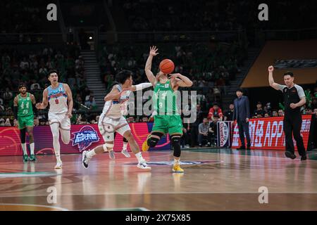 Pékin, province chinoise du Liaoning. 17 mai 2024. Zhao Jiwei (C) du Liaoning Flying Leopards est entaché par Yu Dehao du Xinjiang Flying Tigers lors du match 2 entre les Liaoning Flying Leopards et les Xinjiang Flying Tigers lors de la saison 2023-2024 de la finale de la ligue de la Chinese Basketball Association (CBA) à Shenyang, dans la province du Liaoning, au nord-est de la Chine, le 17 mai 2024. Crédit : Pan Yulong/Xinhua/Alamy Live News Banque D'Images