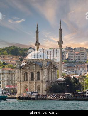 Istanbul, Turquie - 8 mai 2023 : vue depuis le détroit du Bosphore surplombant la mosquée d'Ortakoy, ou Ortakoy Camii, alias Buyuk Mecidiye Camii, adapté au bord de l'eau de la place de la jetée d'Ortakoy Banque D'Images