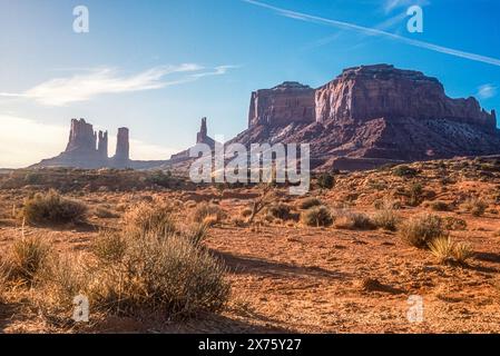 Vue au lever du soleil sur les majestueuses buttes de grès de Monument Valley le long de la frontière Utah/Arizona dans le sud-ouest américain. (ÉTATS-UNIS) Banque D'Images