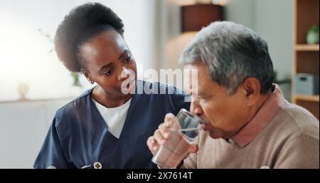 Senior, homme et eau de l'infirmière pour la médecine, les soins de santé et le soutien à la guérison de la tuberculose. Malade, patient et soignant âgé avec personne à l'intérieur Banque D'Images