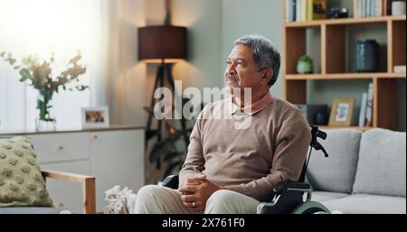 Vieil homme, fauteuil roulant et penser triste à la maison pour la perte de mémoire de retraite ou la nostalgie pensée, se demander ou se détendre. Aide à la mobilité, contempler et Banque D'Images