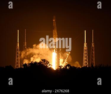 Une fusée SpaceX Falcon 9 lance 23 satellites Starlink depuis le complexe de lancement 40 à la Station spatiale de Cape Canaveral, en Floride, le vendredi 17 mai 2024. Photo de Joe Marino/UPI crédit : UPI/Alamy Live News Banque D'Images