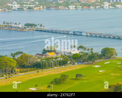 Miami Beach FL, États-Unis. Photo aérienne Broad Causeway avec vue sur le golf et l'eau Banque D'Images