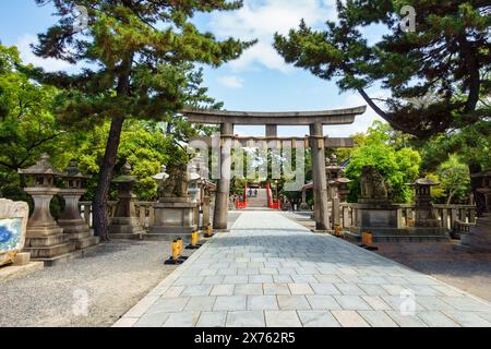 Passerelle vers les temples sacrés bouddhistes et shinto de la ville d'Osaka, Japon. Banque D'Images
