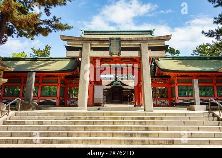 Passerelle vers les temples sacrés bouddhistes et shinto de la ville d'Osaka, Japon. Banque D'Images