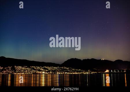 Montagnes de la rive nord de Vancouver la nuit, avec des lumières qui se reflètent sur l'eau. Vu de Jericho Beach à Kitsilano. Banque D'Images