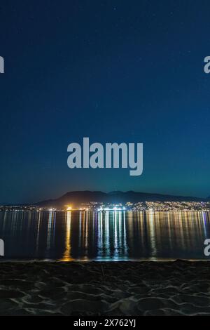 Montagnes de la rive nord de Vancouver la nuit, avec des lumières qui se reflètent sur l'eau. Vu de Jericho Beach à Kitsilano. Banque D'Images