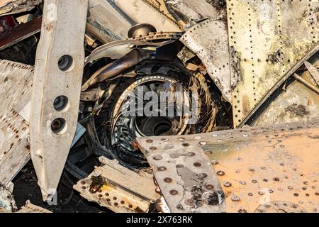 Pile de fuselage et d'ailes d'un avion descendu Banque D'Images