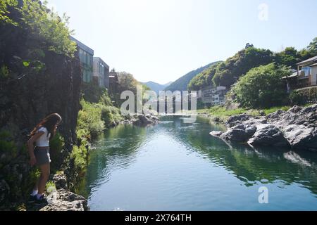 Gujo Hachiman est un vieux village traditionnel japonais au pied du mont Kinka qui abrite le château de Gifu Banque D'Images