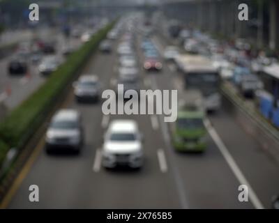 Embouteillage de voiture défocalisé d'une route de rue pour l'arrière-plan Banque D'Images