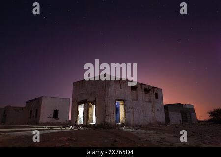 Vieille maison dans le nord du Qatar, ancienne ville perlière arabe en ruines et de pêcheurs Al Jumail, vieux village de pêcheurs du 19ème siècle Banque D'Images