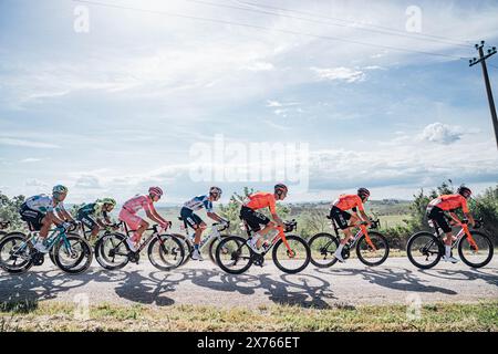 Photo par Zac Williams/SWpix.com - 09/05/2024 - cyclisme - 2024 Giro d'Italia, Stage 6 - Torre Del Lago Puccini (Viareggio) - Rapolano terme - Italie - Magnus Sheffield, Geraint Thomas, Thymen Arensmen, Ineos Grenadiers, Romain Bardet, Team DSM Firmenich Post NL, Tadej Pogacar, eau Team Emirates. Crédit : SWpix/Alamy Live News Banque D'Images