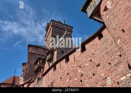 ORSCHWILLER, ALSACE, FRANCE - 13 octobre 2023 : Château du Haut-Koenigsbourg, le château du Haut-Koenigsbourg est situé au pied de la colline d'Alsace Banque D'Images