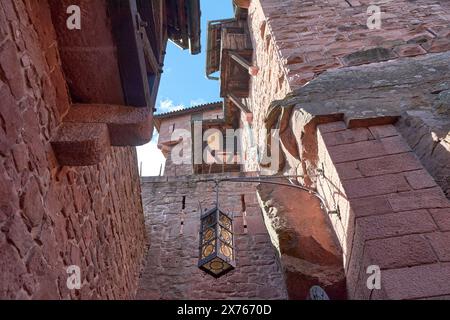 ORSCHWILLER, ALSACE, FRANCE - 13 octobre 2023 : Château du Haut-Koenigsbourg, le château du Haut-Koenigsbourg est situé au pied de la colline d'Alsace Banque D'Images